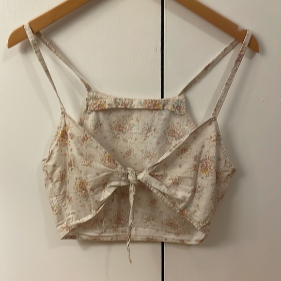 Floral tie crop top, no brand listed - Picture 3 of 3